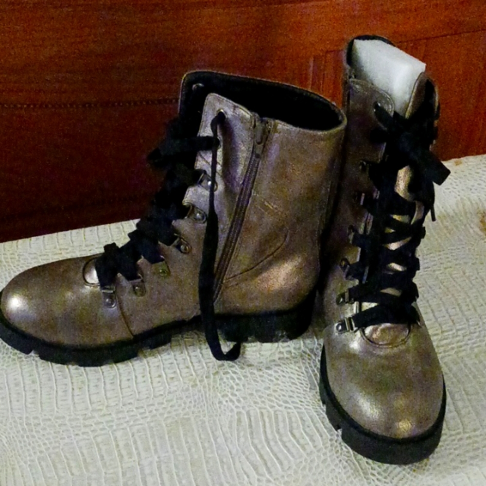 NWT L4 Woman Boots, Pewter, size 9